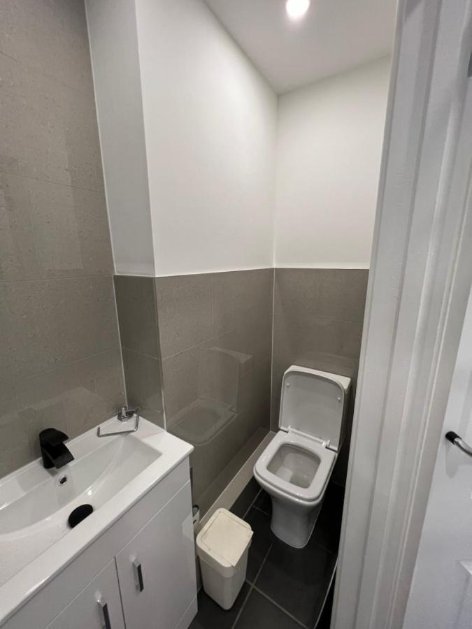 Modern Flat In Central Egham By Windsor Castle, Staines-Upon-Thames And Heathrow Airport Exterior photo