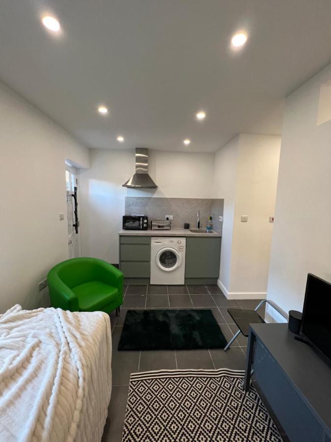 Modern Flat In Central Egham By Windsor Castle, Staines-Upon-Thames And Heathrow Airport Exterior photo