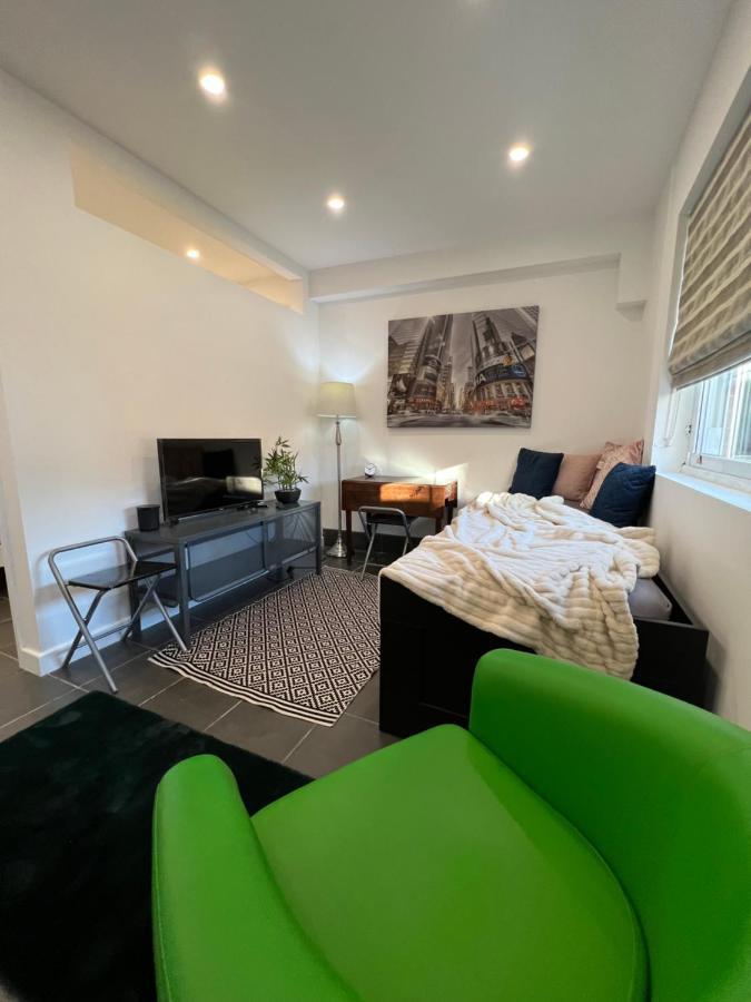 Modern Flat In Central Egham By Windsor Castle, Staines-Upon-Thames And Heathrow Airport Exterior photo